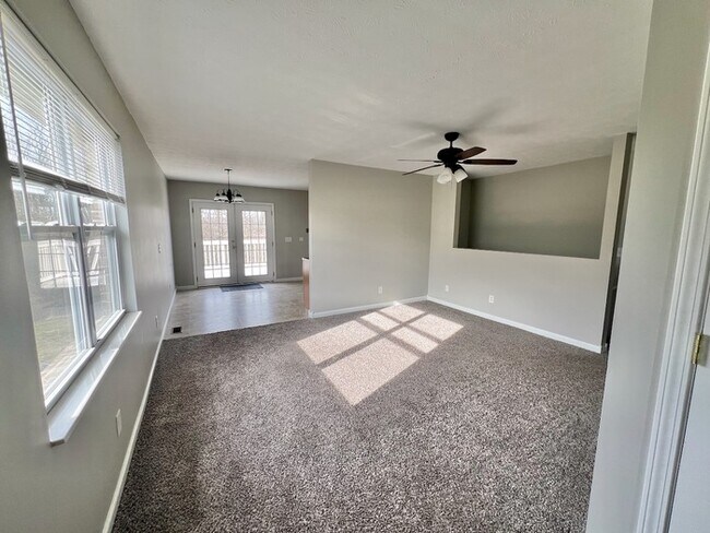 Building Photo - 807 Tamarack Ct