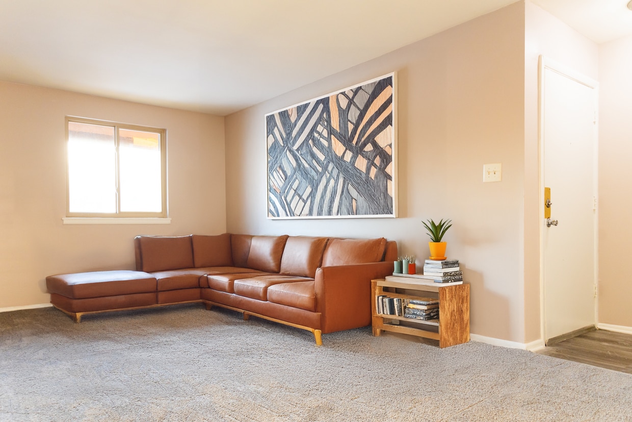 Primary Photo - Beautifully Updated 2-Bedroom in Grove Par...