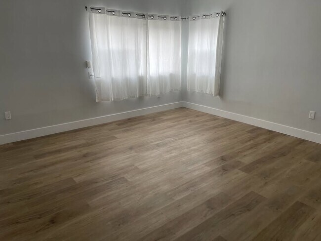 Building Photo - 301 Indian Rd S