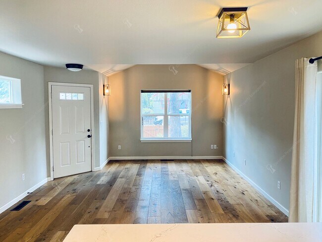 Foto del edificio - Desirable Modern & Charming Westside 2BR -...