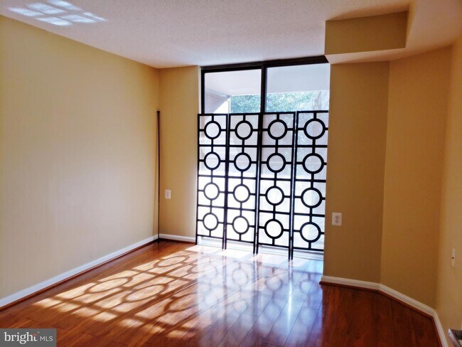Foto del edificio - 10101 Grosvenor Pl