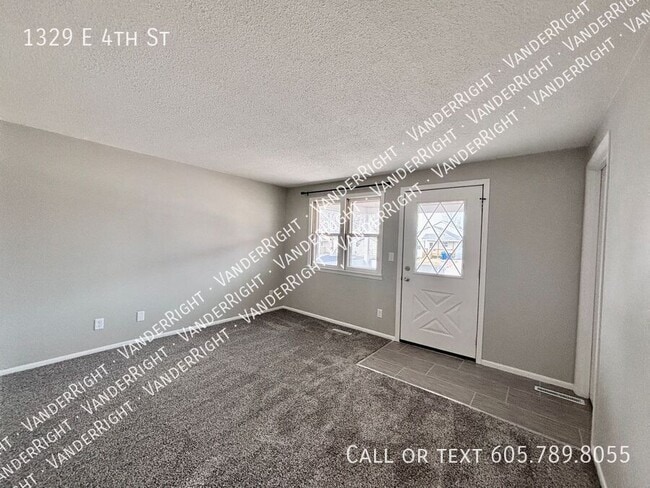 Building Photo - 1329 E 4th St
