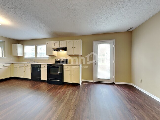 Foto del edificio - 10215 Noble Ct