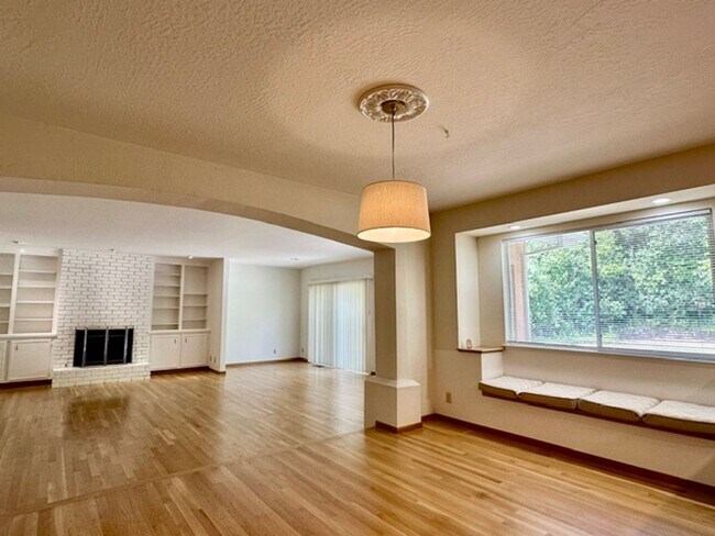 Foto del edificio - Los Gatos 4 Bedroom Spacious Home in Great Neighborhood With Pool!