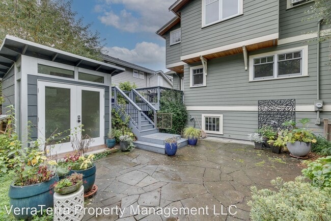 Building Photo - 4 br, 3.5 bath House - 2518 East McGraw St...