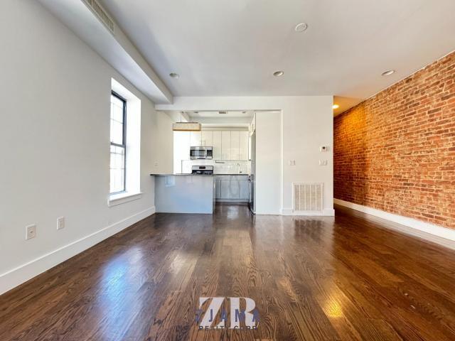 Foto del edificio - 4 bedroom in Brooklyn NY 11226