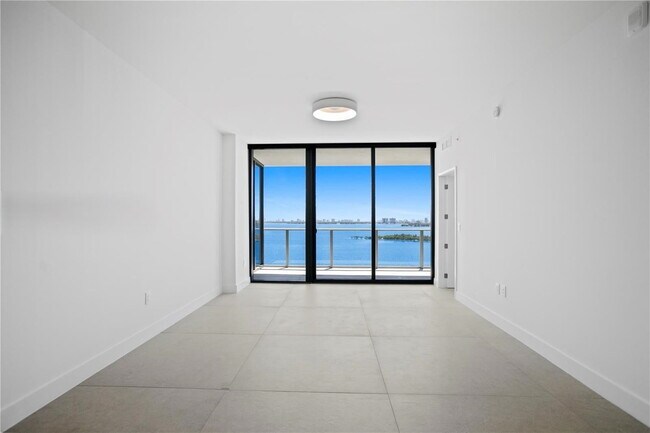 Foto del edificio - 700 NE 24th St