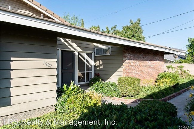 Building Photo - 3 br, 2 bath House - 1227 E. 1st Street