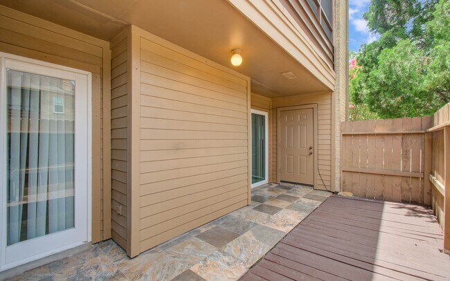 Foto del edificio - 10555 Turtlewood Ct