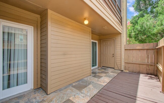 Building Photo - 10555 Turtlewood Ct