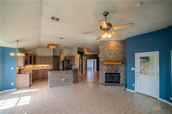 Foto del edificio - 511 Cowhand Dr