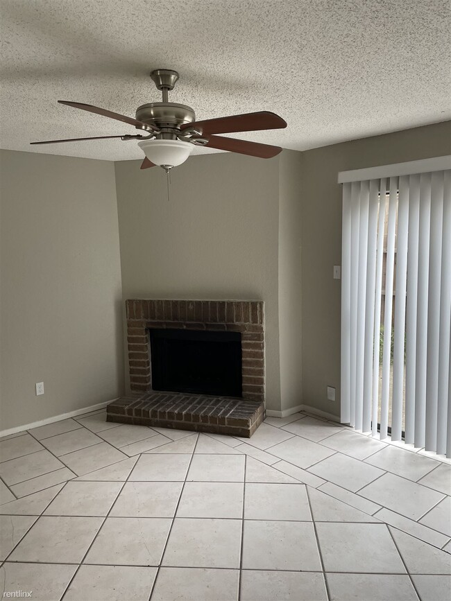 Building Photo - 2 br, 1.5 bath 4plex - 8110 Foxfire Lane B