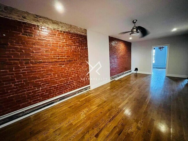 Foto del edificio - 3 bedroom in Brooklyn NY 11233