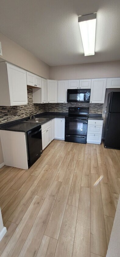 Foto principal - $1207 | 1BR/1BA | Cute Condo in a Fourplex...