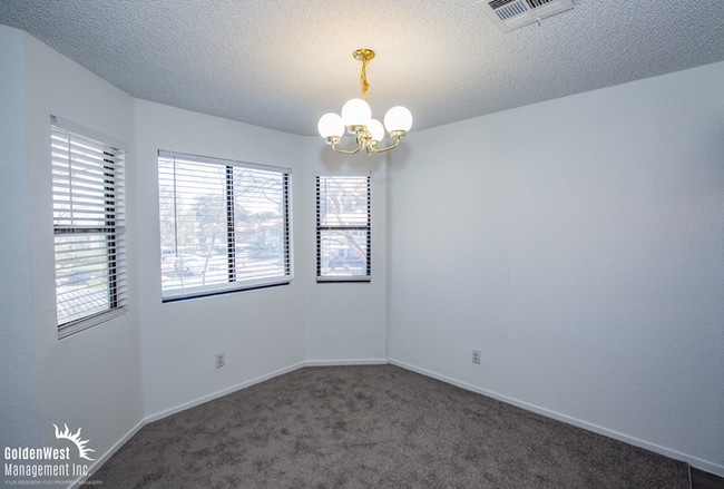 Foto del edificio - Charming 2Bdm 2Ba Upstairs Condo with Fireplace in Baycliff Creeks at The Lakes!