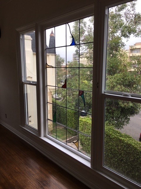 detalle de vidriera - 5906 San Vicente Blvd