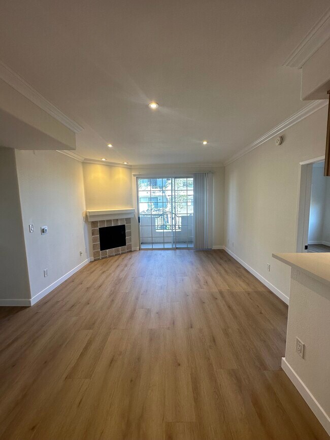 Foto del edificio - 1337 South Bundy Drive