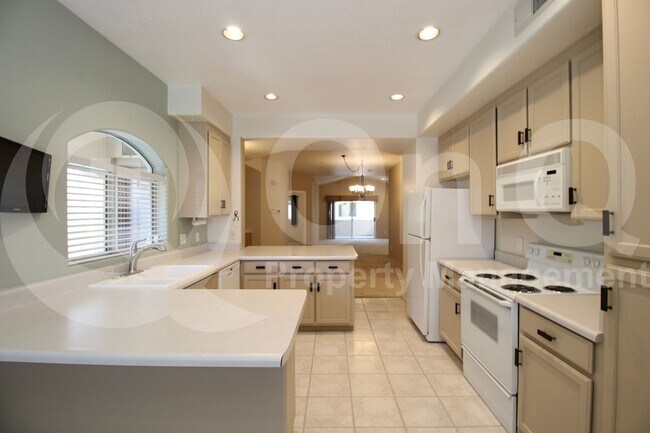 Foto del edificio - 8653 E Royal Palm Rd