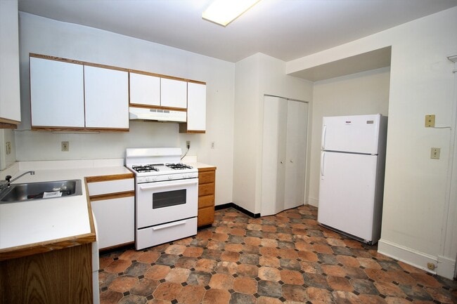 Building Photo - 2820 Guilford Ave