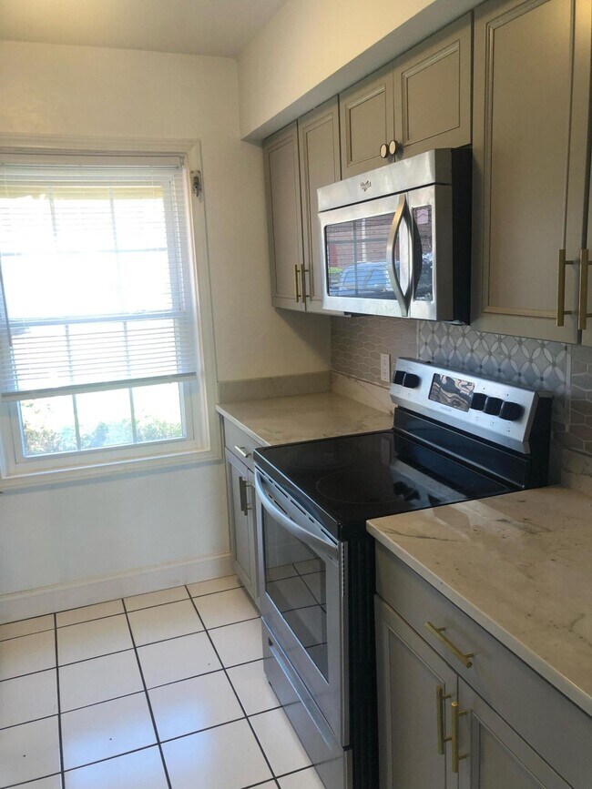 Building Photo - 120 E Colonial Ct