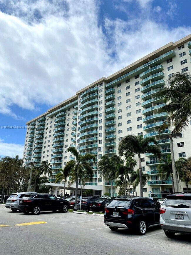 Foto del edificio - 19390 Collins Ave