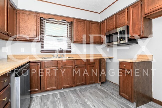 Building Photo - Spacious 3 Bedroom
