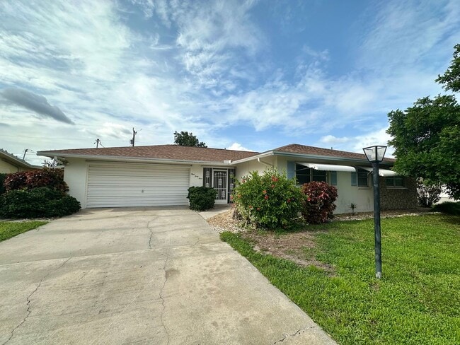Building Photo - Charming 3 Bed, 2 Bath Pool Home in SE Cap...