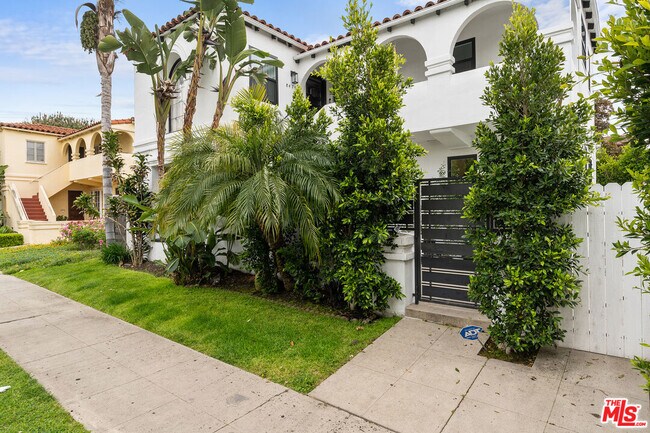 Building Photo - 8472 Oakwood Ave