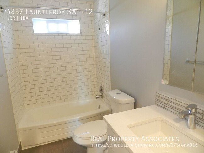 Foto del edificio - 4857 Fauntleroy Wy SW