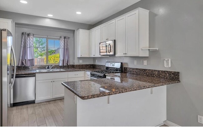 Building Photo - Your Ideal Haven Awaits!