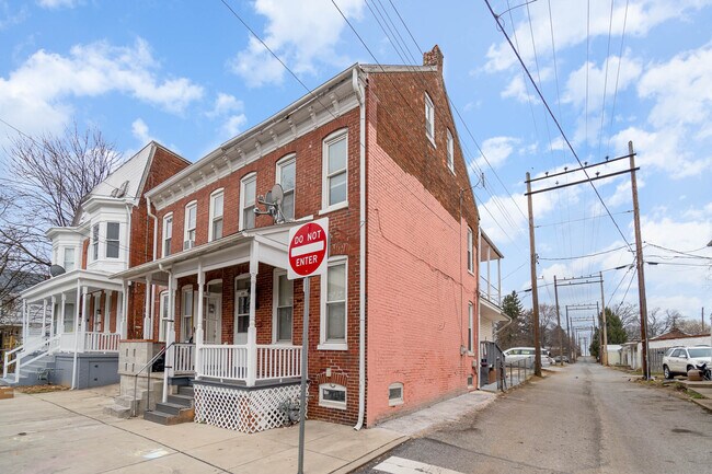 Building Photo - 225 Front St