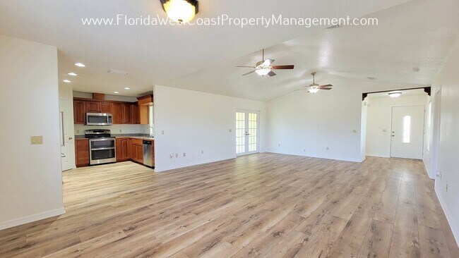 Building Photo - MYAKKA CITY COUNTRY COTTAGE! THIS UPDATED ...