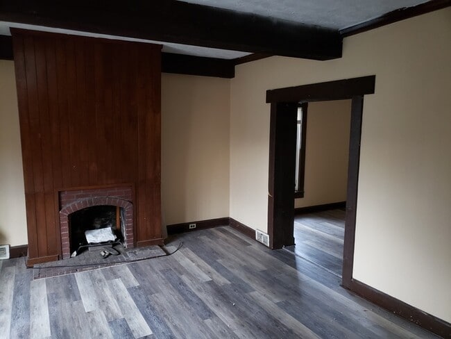 Building Photo - Spacious 3 story home with modern updates ~