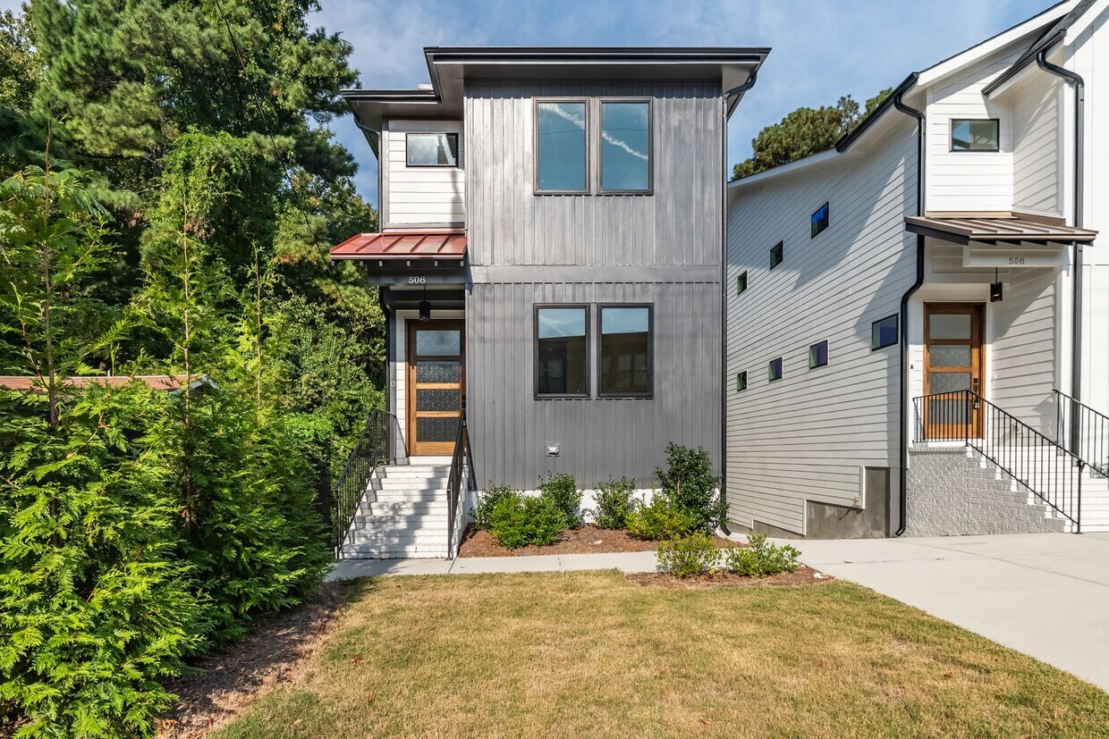 Foto principal - Modern 4-bedroom, 4-bathroom Custom Home D...
