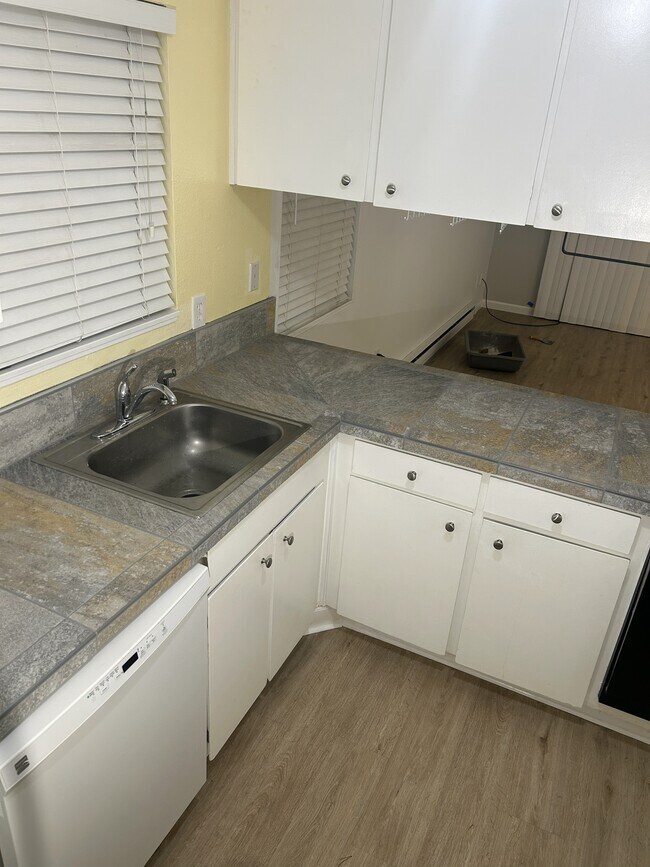 Cocina, con vista al comedor. - 6470 SW 192nd Ave