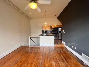Building Photo - 1321 1/2 E Main St