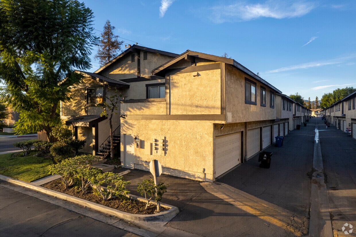 Primary Photo - 9800 Vesper Ave