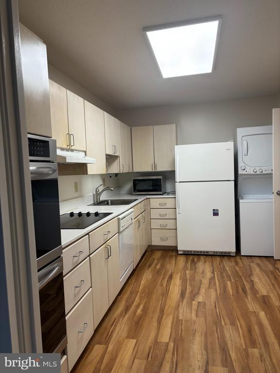 Foto del edificio - 8370 Greensboro Dr