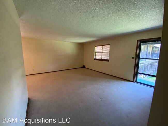 Building Photo - 113 N Broadway Ave