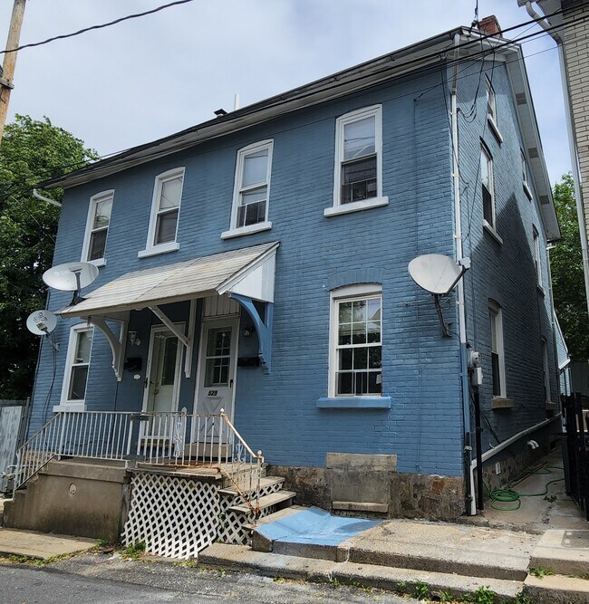 Building Photo - 529 Bradley St