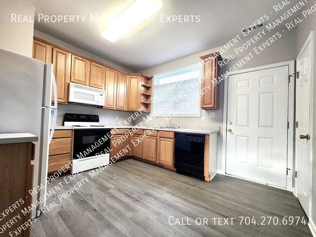 Foto del edificio - **MOVE IN SPECIAL!**Charming 2BR/2.5BA tow...