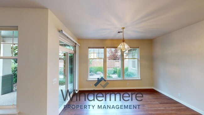 Building Photo - 702 SE Creekside Dr