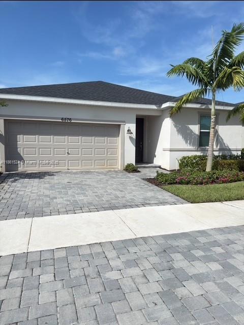 Foto del edificio - 6576 Cloverdale Ave