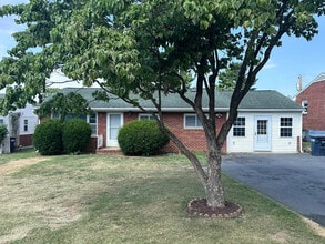 Building Photo - 909 Country Club Rd