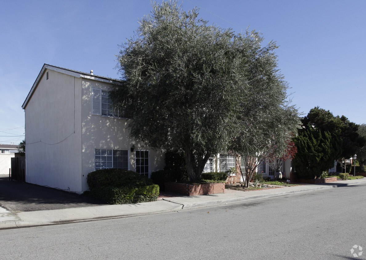 Building Photo - 126-140 Melody Ln