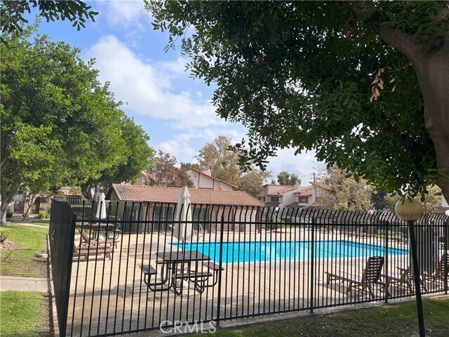 Foto del edificio - 930 N Redding Way