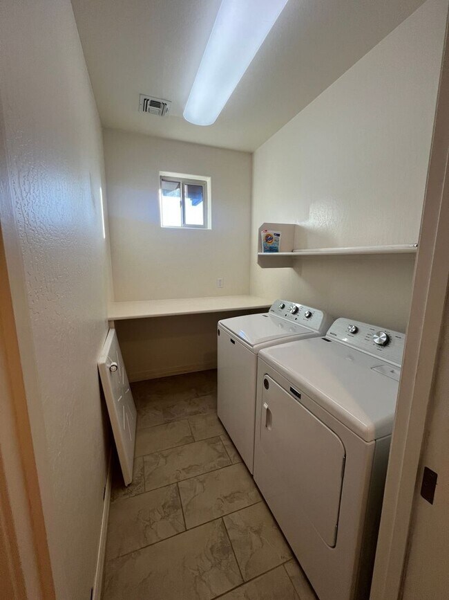 Foto del edificio - (LEASE PENDING) Presidio in the Pines - $3,125 - 3 Bed/2.5 Bath House with A/C