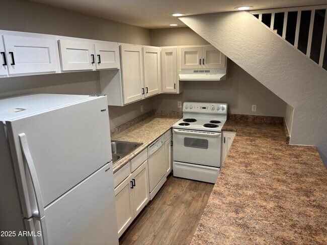 Building Photo - 528 E Navajo Ave