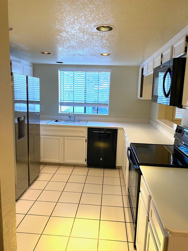 Building Photo - 4052 Mahaila Ave