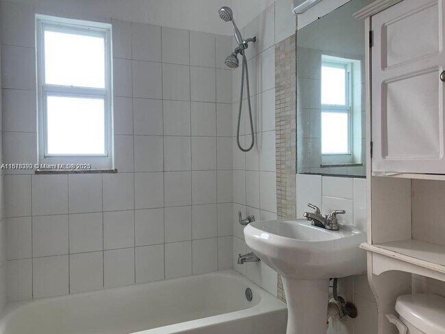 Foto del edificio - 7207 Bay Dr